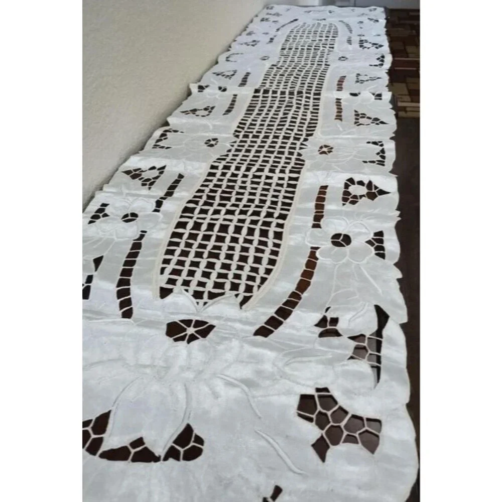 Vintage Elegant Intricate Cutwork Floral White Polyester 5ft Table Runner